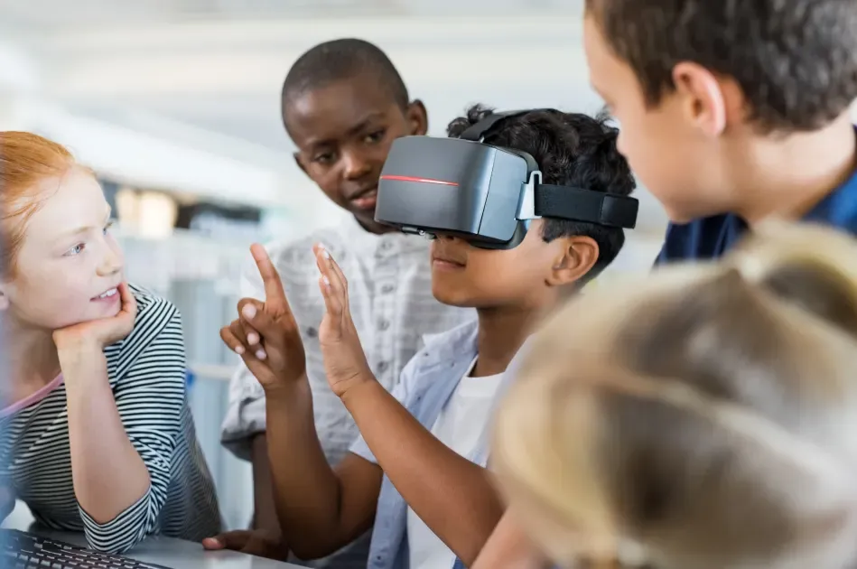 Jeune patient avec un casque de réalité virtuelle